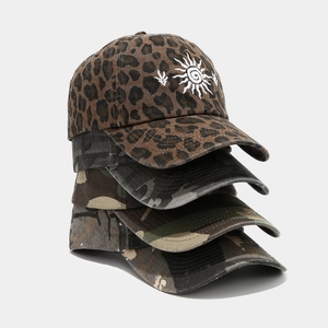 Empilement vertical de casquettes en coton délavé avec camouflage et broderie