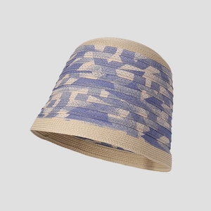 Gros plan d'un chapeau bob en paille beige avec motifs géométriques violets tissés