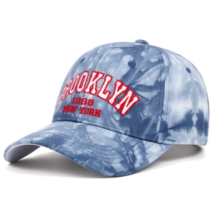 Cappellino Brooklyn 1898 tie-dye blu e bianco con lettere ricamate in rosso 3D