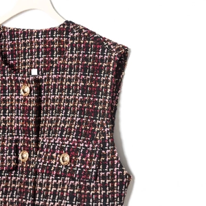 Ärmellose Tweed-Weste in Rosa mit goldenen Knöpfen und strukturiertem Stoff für Damen