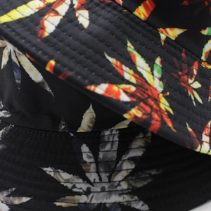 Chapeau bob noir classique avec imprimés de feuilles colorées et bord cousu durable
