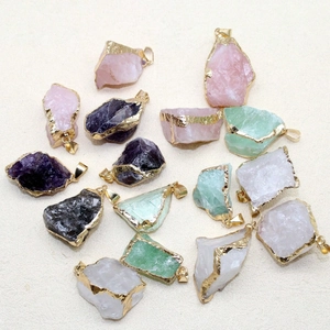 Pendentifs en pierres précieuses naturelles irrégulières avec bords dorés en divers coloris