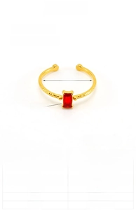Détail macro de la bague en acier inoxydable plaqué or 18 carats avec zircon rouge carré