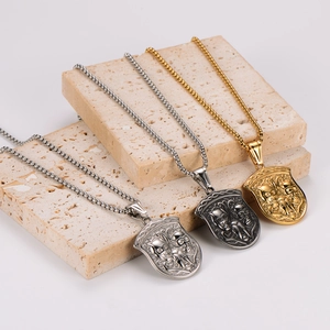 Colliers avec pendentif crâne pour hommes en or et argent sur supports pierre