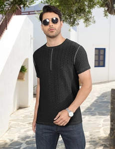 Dettaglio della maglietta Henley nera da uomo con texture a nido d'ape e cuciture a contrasto