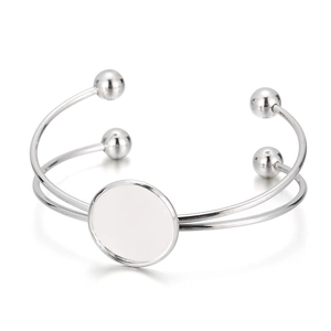 Détail macro du bracelet ouvert en acier titane argenté avec double couche et base DIY