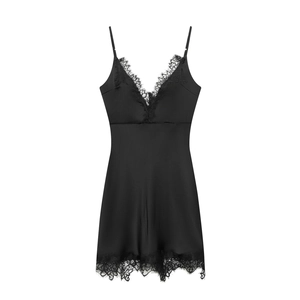 Elegantes schwarzes Satin-Unterkleid mit zarter Wimpernspitze und V-Ausschnitt