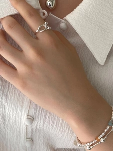 Anello a ferro di cavallo minimalista in argento 925 con accento di perla a mano