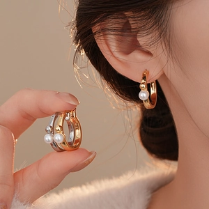 Boucles d'oreilles créoles géométriques plaquées or 14K avec perles en fini or et argent