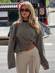 Modisches gestreiftes Langarmshirt und hoch taillierte Damenhose in Grau