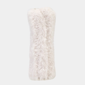 Détail de l'ensemble tricoté en fausse fourrure pelucheuse beige texture douce