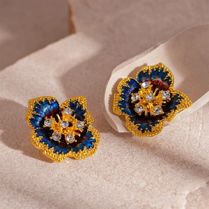 Boucles d'oreilles fleurs vintage françaises avec émail bleu marine et cristaux dorés