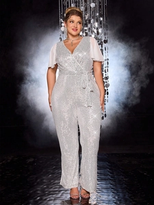 Combinaison blanche pailletée grande taille avec col en V et manches en mesh chic
