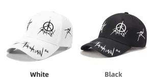 Dettagli di cappellini da baseball stile street in bianco e nero con graffiti