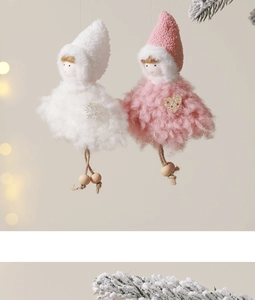 Vue détaillée d'anges en peluche blancs et roses avec bonnets tricotés et flocons de neige