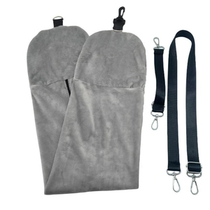Détail de la housse de coussin de voyage en peluche grise avec sangles réglables
