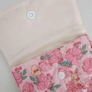 Nahaufnahme der rosa gesteppten Stofftasche mit Hasenmuster und Druckknopfverschluss