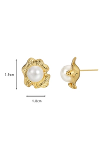 Dettaglio orecchini a fiore dorati con perle, dimensioni 1,9cm altezza e 1,8cm larghezza