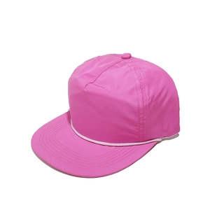 Détail de la casquette de baseball rose en nylon avec cordelette blanche