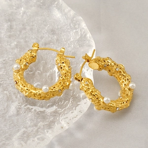 Élégantes créoles plaquées or 18k avec texture irrégulière et perles blanches