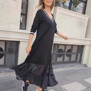 Détail du col en V rayé et de l'ourlet en tulle à volants sur cette robe midi noire