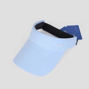Dettaglio visiera parasole in maglia azzurra con logo UVLABEL e cartellino tecnico UV