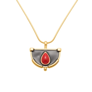 Collier doré en forme d'éventail avec incrustation sombre et goutte rouge