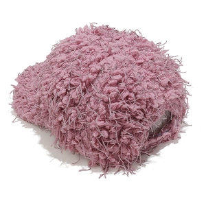 Détail de la casquette de baseball rose poudré avec texture en fausse fourrure longue