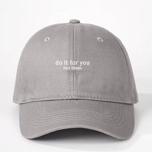 Détail d'une casquette en coton gris avec texte brodé blanc do it for you not them