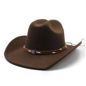 Detailansicht eines braunen Cowboyhuts aus Wollfilz mit geflochtenem Band und Amulett