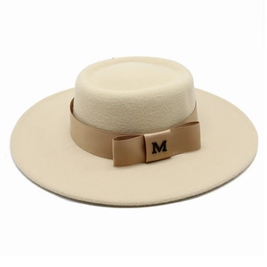 Eleganter cremeweißer Wollhut mit goldenem Band und einer Schleife mit M-Buchstabe