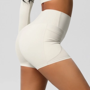 Détail du short de yoga taille haute avec poche latérale en tissu brossé crème