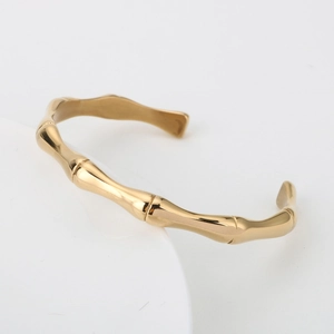 Vue détaillée du bracelet jonc bambou en acier inoxydable 304 plaqué or 18 carats ajustable