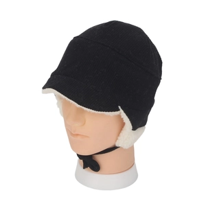 Dettaglio cappello colbacco in velluto nero con calda fodera in pile bianco e laccetti