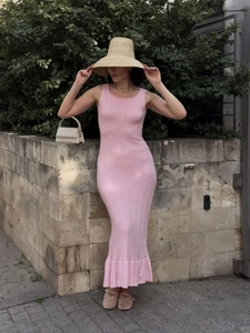 Robe longue en tricot rose sans manches coupe ajustée avec ourlet sirène portée par un modèle