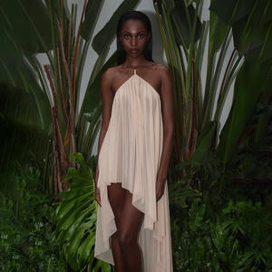 Détails de la robe dos nu champagne avec tissu plissé et ourlet fluide asymétrique