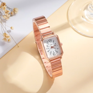 Detail einer roségoldenen rechteckigen Uhr mit Kettenarmband und gemischtem Zifferblatt