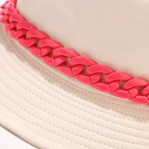 Dettaglio cappello pescatore beige decorato con catena spessa rosa acceso lucida
