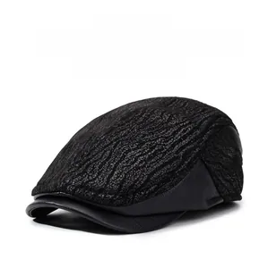 Dettaglio cappello invernale con tessuto strutturato e paraorecchie in ecopelle