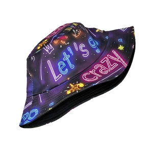 Dettaglio della stampa graffiti neon sul cappello a secchiello con scritte artistiche