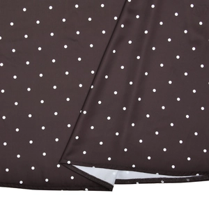 Vista dettagliata del tessuto marrone a pois con cuciture di qualità e trama elastica