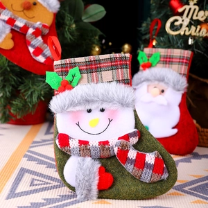 Primo piano di una calza di Natale a forma di pupazzo di neve in morbido peluche