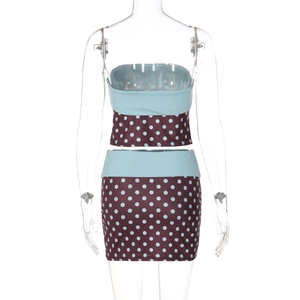 Vue arrière détaillée d'un ensemble haut bandeau à pois et mini-jupe à taille haute assortie