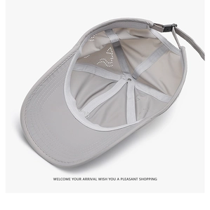 Vue détaillée des coutures internes de la casquette et du fermoir à cordon réglable