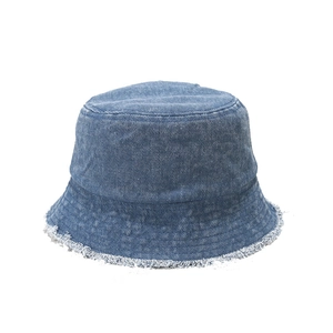 Chapeau bob en denim bleu classique avec bords effilochés pour un style urbain, sur blanc