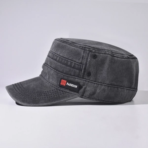 Casquette militaire en coton délavé avec dessus plat et patch de mode latéral.