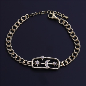 Goldenes Armband mit Mond- und Sternanhängern und violettem Zirkon auf schwarzem Grund