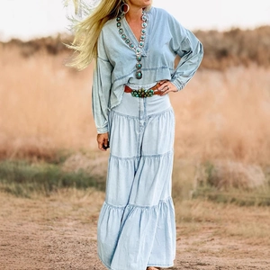 Gonna lunga in denim a balze a vita bassa stile boho con finitura blu lavato