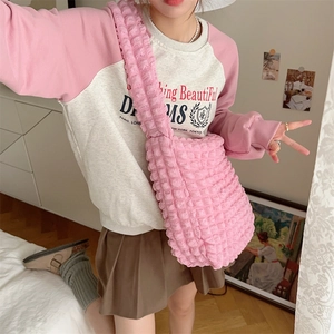 Detail of pink bubble texture tote bag with crossbody strap and large capacity