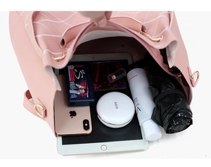 Intérieur du sac seau matelassé rose montrant tablette, smartphone, cosmétiques et parapluie